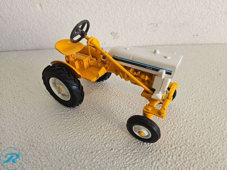 (3) Die-Cast Farm Tractor Models Farmall & International Cub - Roller Auctions
