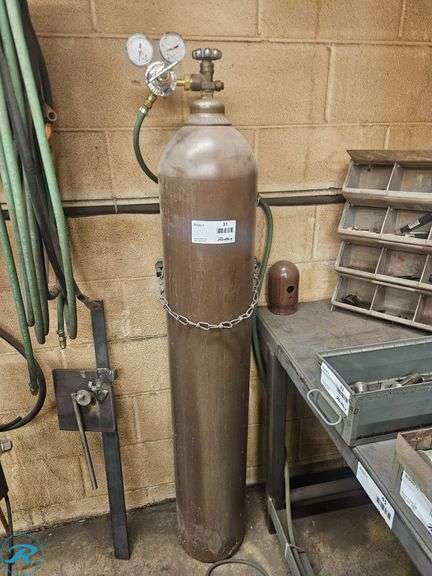 Single Compressed Gas Cylinder with Regulator and Gauges