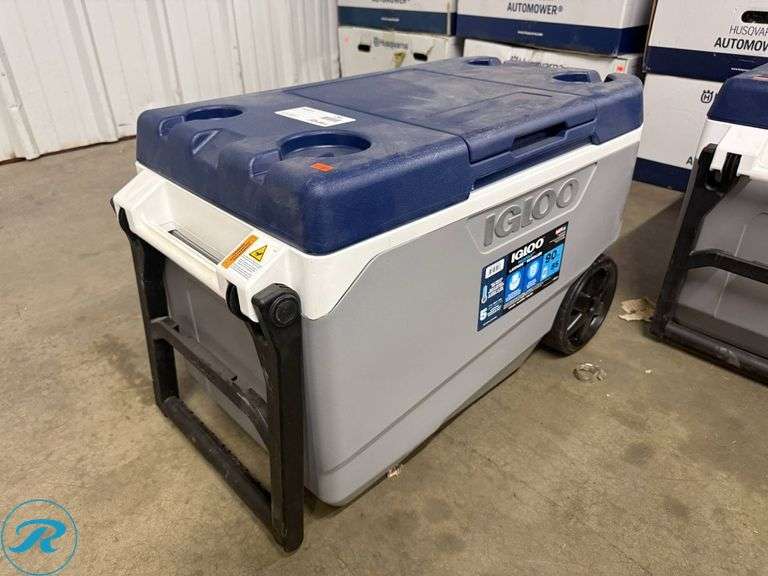 New Igloo MaxCold Latitude 90 Qt Roller Cooler with Insulated Lid - Roller Auctions
