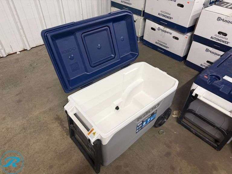 New Igloo MaxCold Latitude 90 Qt Roller Cooler with Insulated Lid - Roller Auctions