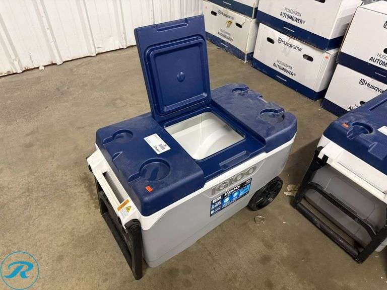 New Igloo MaxCold Latitude 90 Qt Roller Cooler with Insulated Lid - Roller Auctions