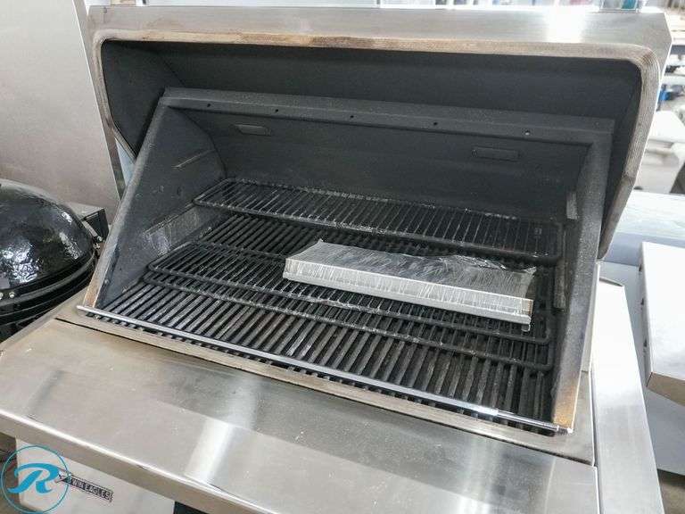 Twin Eagles TEP936, 3L" Wifi Controlled Pellet Grill And Smoker With Digital Touchscreen - Roller Auctions