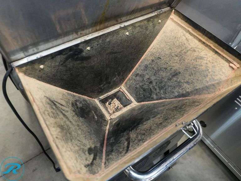 RecTeq, RT-1000 Back Yard Beast Wood Pellet Wifi Grill And Smoker - Roller Auctions