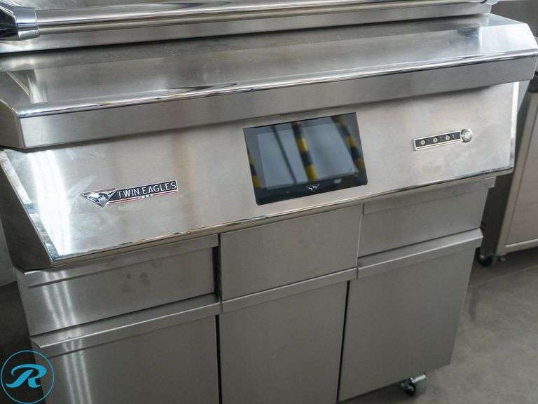 Twin Eagles TEP936, 3L" Wifi Controlled Pellet Grill And Smoker With Digital Touchscreen - Roller Auctions