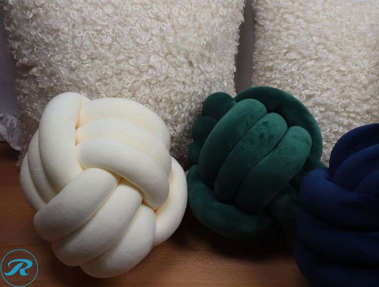 (6) Assorted Throw Pillows - Like New - Roller Auctions