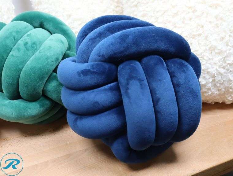 (6) Assorted Throw Pillows - Like New - Roller Auctions