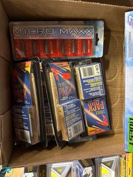 Quest Micro Maxx Ready-to-Fly Micro Model Rocket Kit and Accessories ...