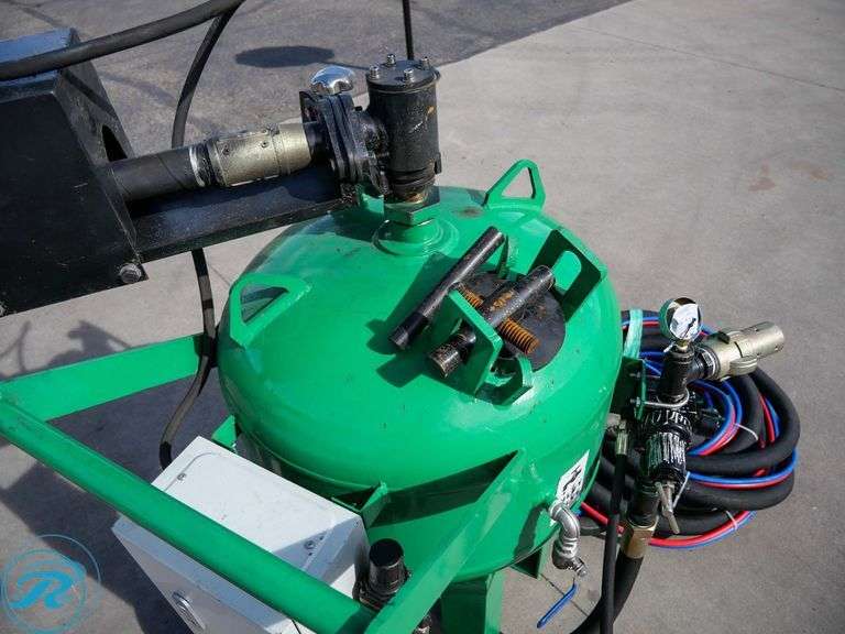 New DB500 Mobile Abrasive Blaster With Hoses (Damage, Air Inlet Valve Broken) - Roller Auctions