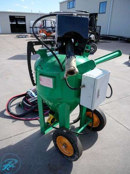New DB500 Dustless Abrasive Blaster With Hoses (Slight Damage to Front Legs) - Roller Auctions