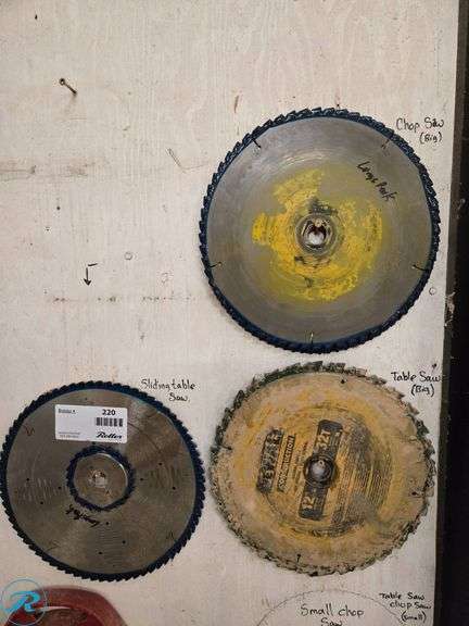 Assorted Circular Saw Blades in Various Sizes and Styles - Roller Auctions