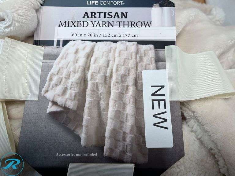 White Blanket - New, Wash Cloth Pack - New - Roller Auctions