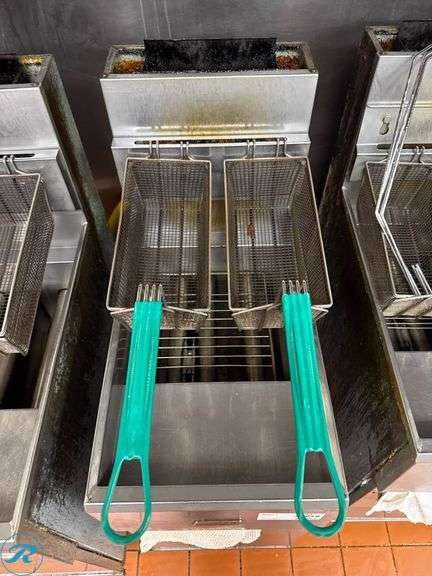 Pitco Model 40S Natural Gas Deep Fryer with Two Baskets - Roller Auctions