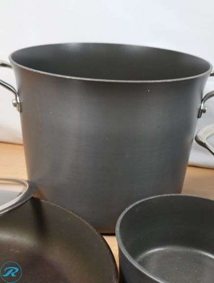 Kirkland Signature 12-piece Non-Stick Cookware Set - Used - Roller Auctions