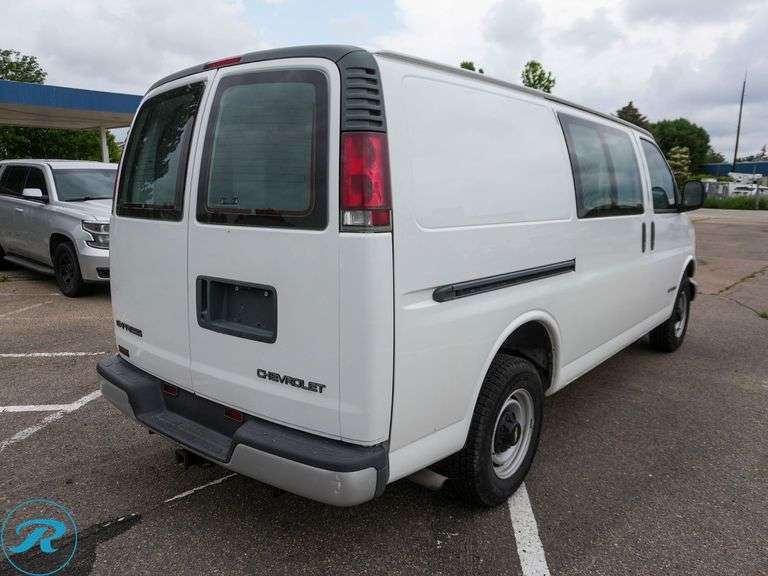 2002  Chevrolet  Express 2500   RWD - Roller Auctions