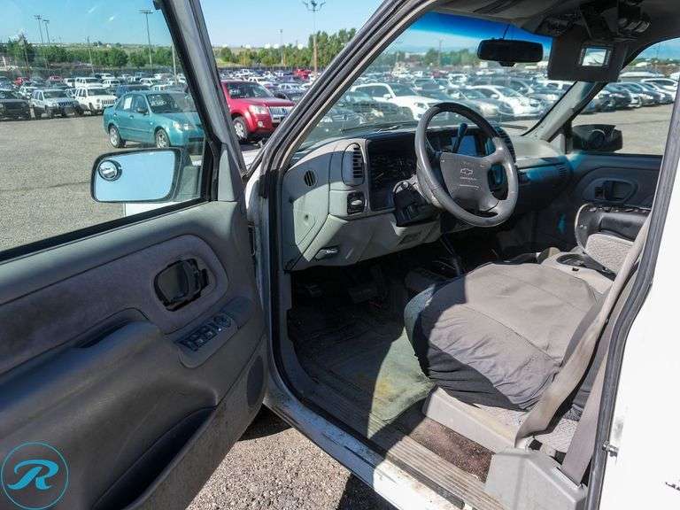1995  Chevrolet  Suburban 1500   4WD - Roller Auctions