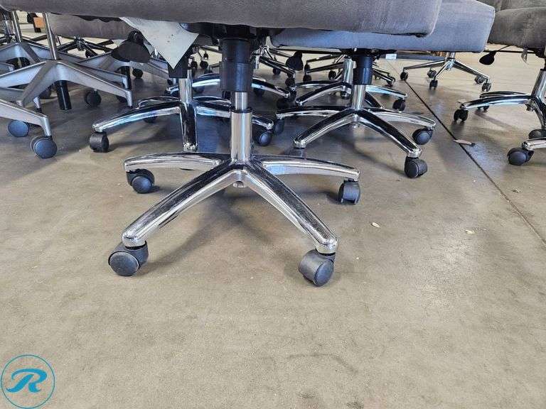 (5) Gray Fabric Office Chairs With Chrome Base on Casters - Roller Auctions