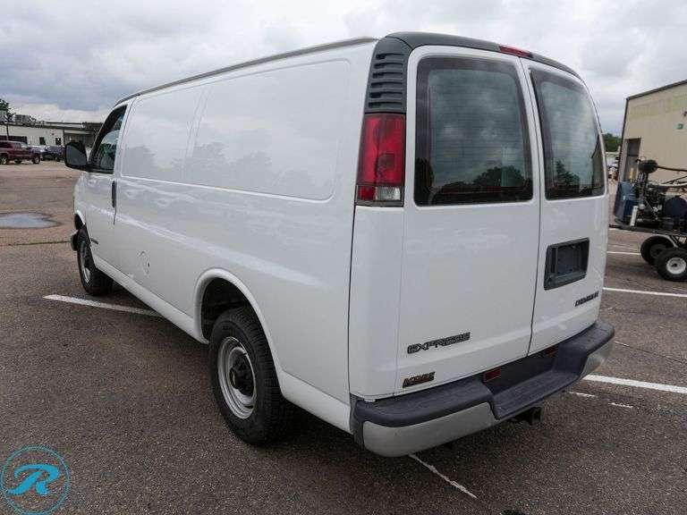 2002  Chevrolet  Express 2500   RWD - Roller Auctions