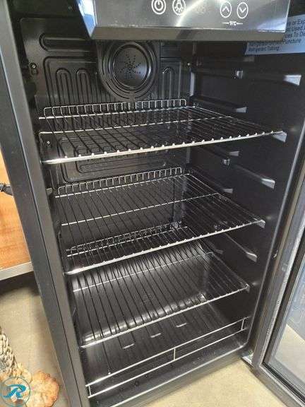 Insignia NS-BC120BS8 Glass-Door Beverage Cooler - Roller Auctions