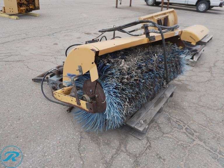 Trackless 60" Heavy Duty Hydraulic Sweeper Attachment With Additional Cover - Roller Auctions