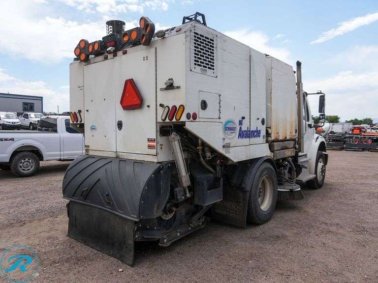 2017 Schwarze M6 Avalanche Street Sweeper - Roller Auctions