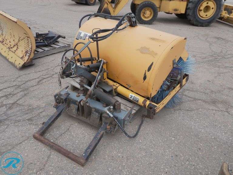 Trackless 60" Heavy Duty Hydraulic Sweeper Attachment With Additional Cover - Roller Auctions