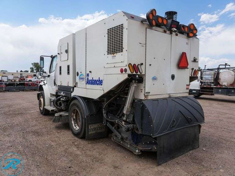 2017 Schwarze M6 Avalanche Street Sweeper - Roller Auctions