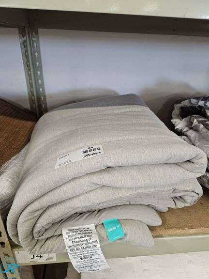 Single Gray Bed Comforter - Roller Auctions