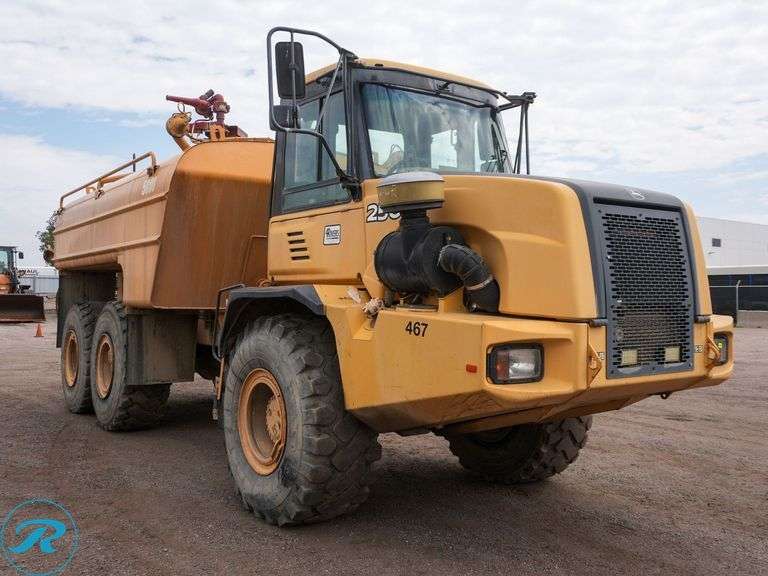 2011  John Deere  250D  6WD Articulating Water Wagon - Roller Auctions