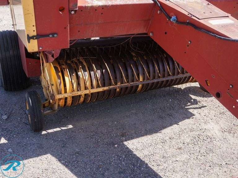 New Holland 855 Round Baler With PTO - Roller Auctions
