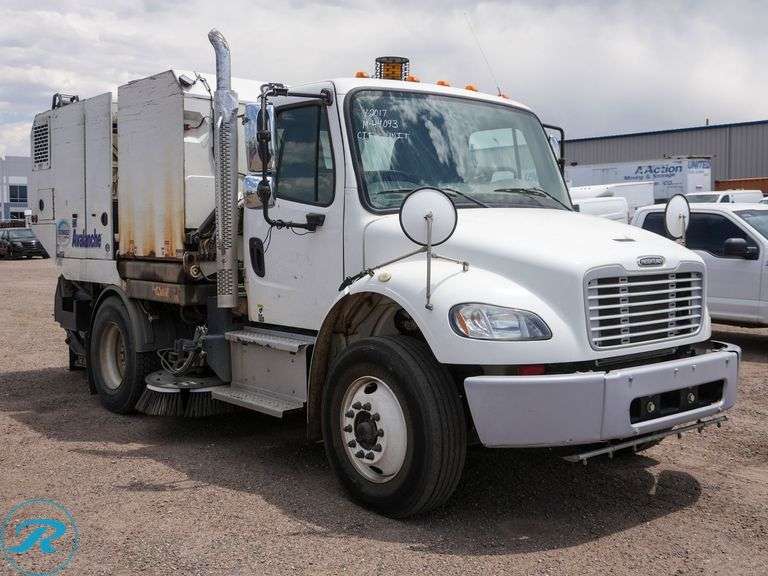 2017 Schwarze M6 Avalanche Street Sweeper - Roller Auctions