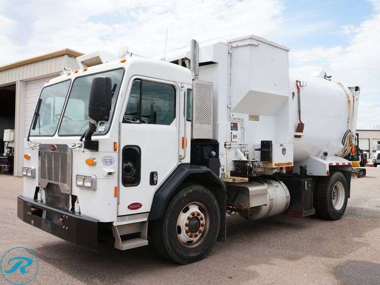 2015  Peterbilt  320   S/A Side Loader Trash Truck - Roller Auctions