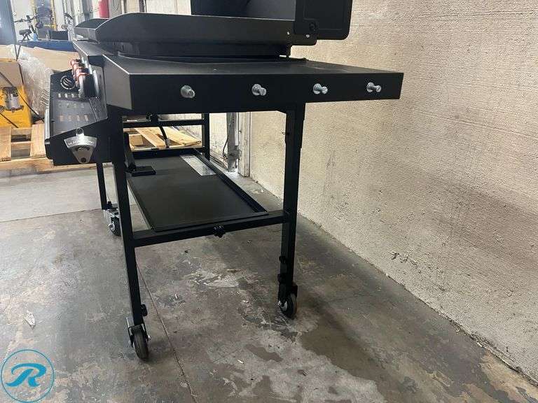 Blackstone 36 in. Griddle with Hinged Hood, Front Shelf and Soft Cover - New - Minor Damage/Missing Accessories - Roller Auctions