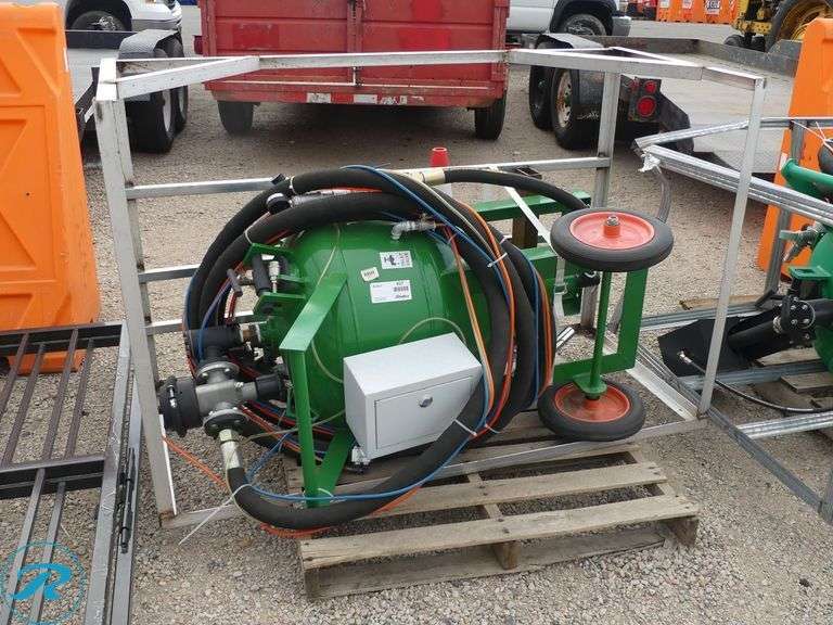 New DB500 Mobile Abrasive Blaster With Hoses (Damage, Air Inlet Valve Broken) - Roller Auctions