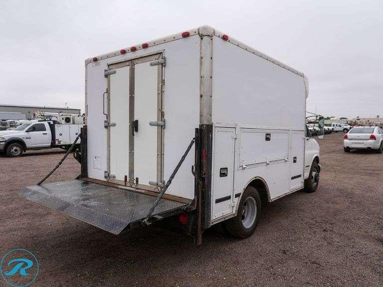 2001  Chevrolet  Express  3500  RWD  Box Van - Roller Auctions