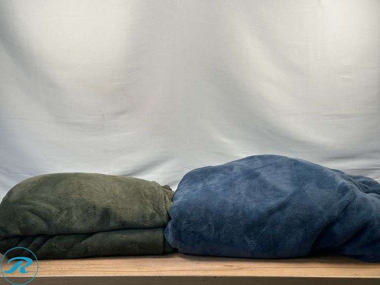 (2) Queen Blankets- Like New; (1) 4pc Sheets- Like New - Roller Auctions
