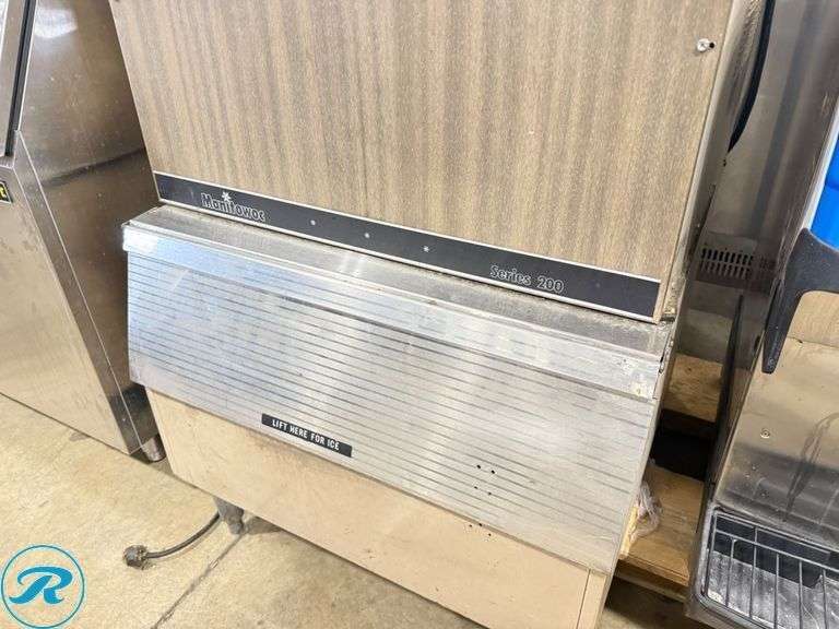 Manitowoc Series 200 Ice Maker (Ice maker was in storage for approximately 2 years. It powers on and produces ice, but the internal pump is not functioning - Roller Auctions