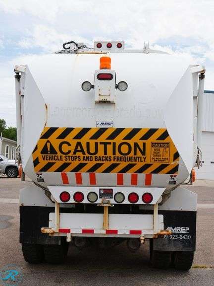 2015  Peterbilt  320   S/A Side Loader Trash Truck - Roller Auctions
