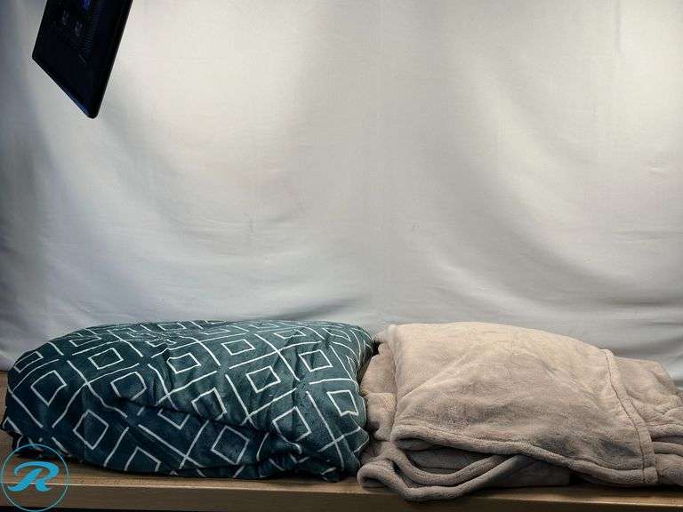 (2) Assorted Queen Blankets- Like New; (3) Faux Fur Trow- New - Roller Auctions