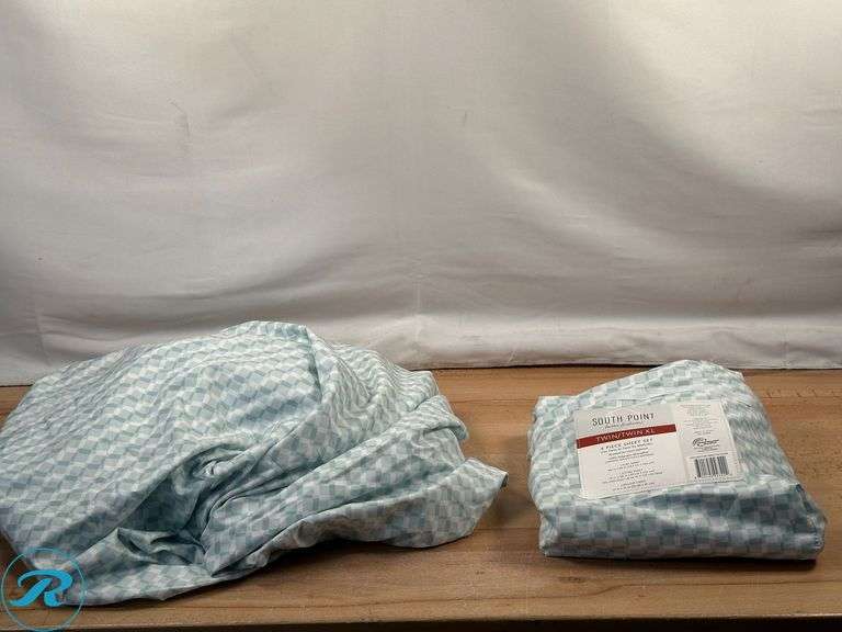 (2) Queen Blankets- Like New; (1) 4pc Sheets- Like New - Roller Auctions