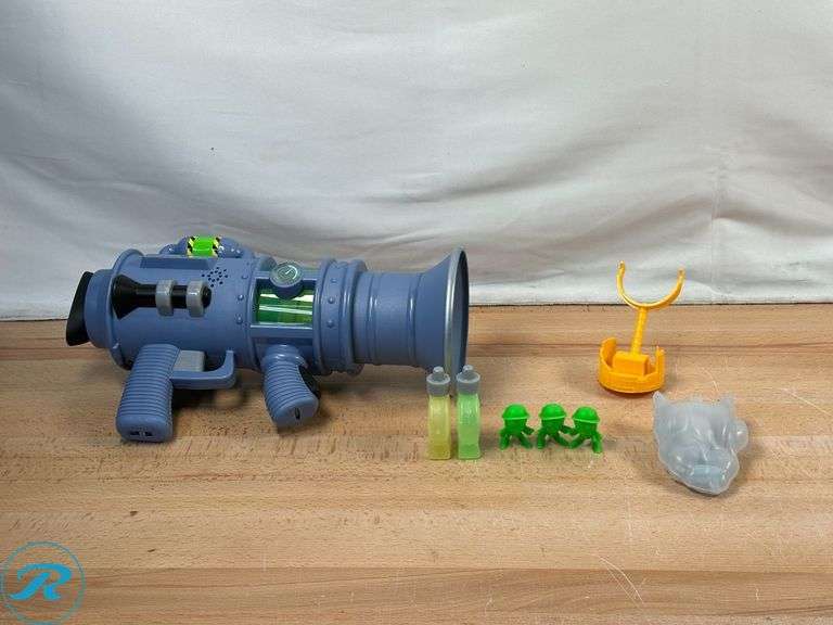 Minions Despicable Me 4 Ultimate Fart Blaster Toy - Shoots Real Fog Rings- Used, Deluxe Loteria & Serpientes Y Escaleres Board Game- New - Roller Auctions