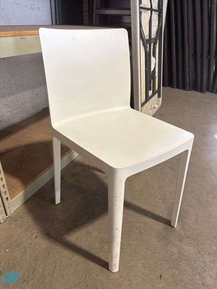 (10) White Resin Dining Chairs - Roller Auctions
