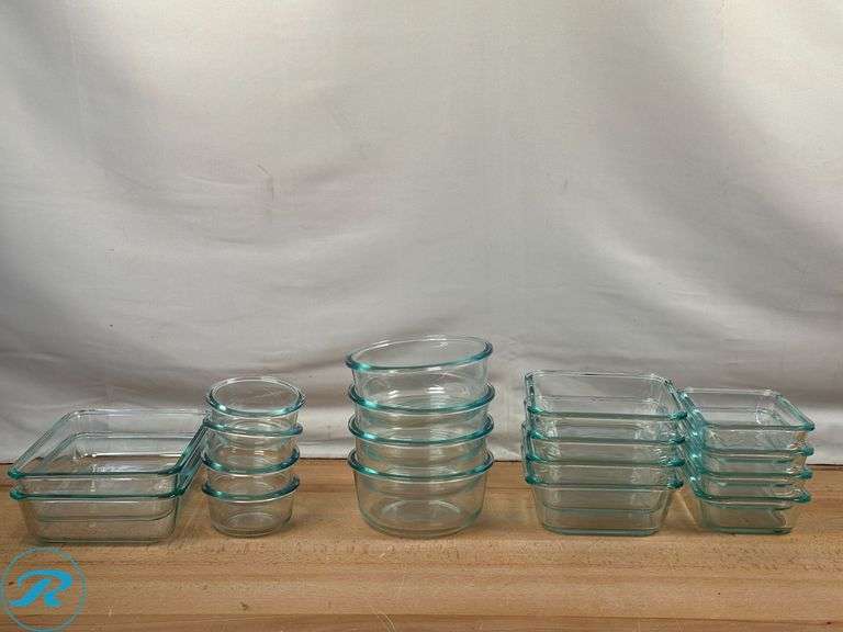(2) Snapware Pyrex 18-piece Glass Food Storage Set - Like New - (1) Lid is Broken - Roller Auctions