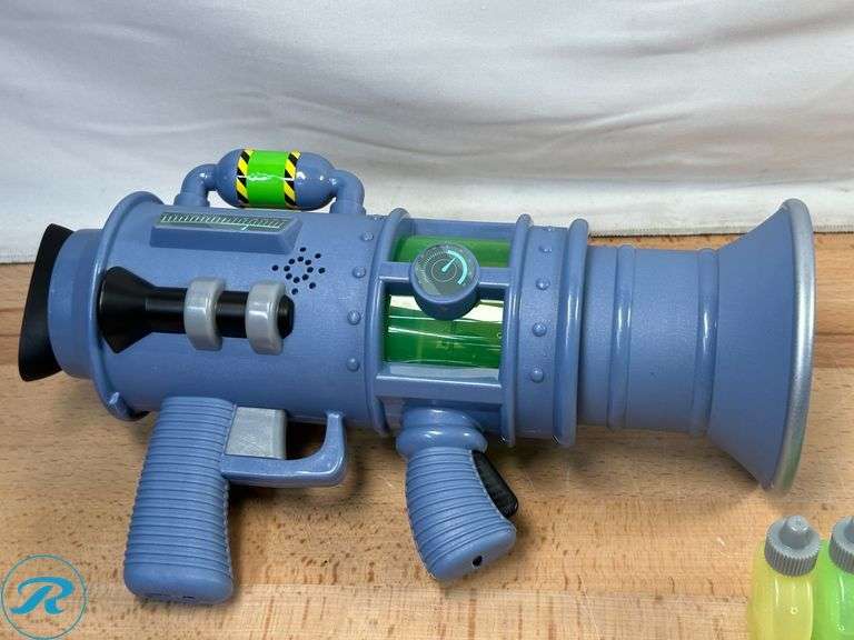 Minions Despicable Me 4 Ultimate Fart Blaster Toy - Shoots Real Fog Rings- Used, Deluxe Loteria & Serpientes Y Escaleres Board Game- New - Roller Auctions