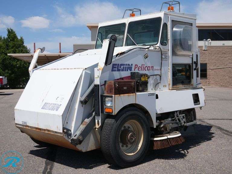 2000 Elgin Pelican Street Sweeper