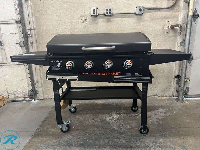 Blackstone 36 in. Griddle with Hinged Hood, Front Shelf and Soft Cover - New - Minor Damage/Missing Accessories - Roller Auctions