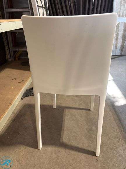 (10) White Resin Dining Chairs - Roller Auctions