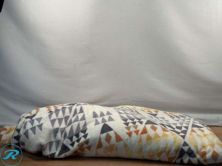 FRYE Luxe Faux Fur Throw- Like New; Pendleton King Blanket- Like New - Roller Auctions