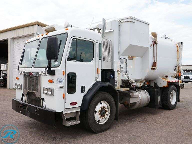 2015 Peterbilt 320 S/A Side Loader Trash Truck - Roller Auctions
