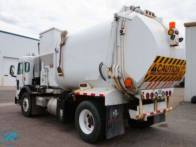 2015 Peterbilt 320 S/A Side Loader Trash Truck - Roller Auctions