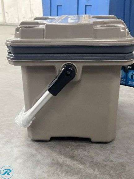 Igloo 24 Qt Hard Cooler with Carry Handle and Ice Retention for 4 Days – Like New - Roller Auctions